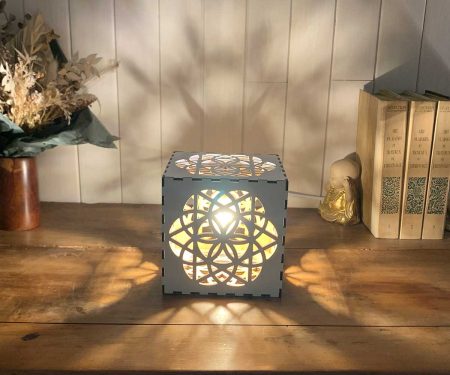 Lampe cube Équilibre Blanc Taille S allumée en situation
