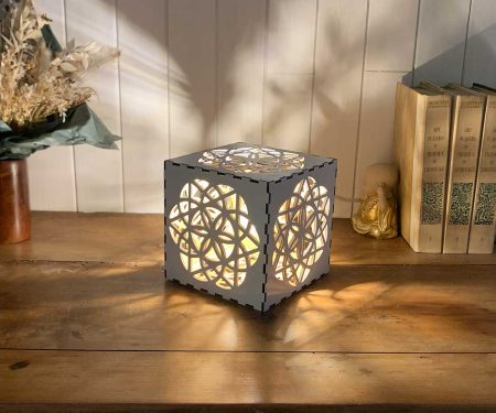Lampe cube Équilibre Blanc Taille S allumée en situation