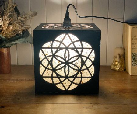 Lampe cube Équilibre Bronze taille L allumée posée