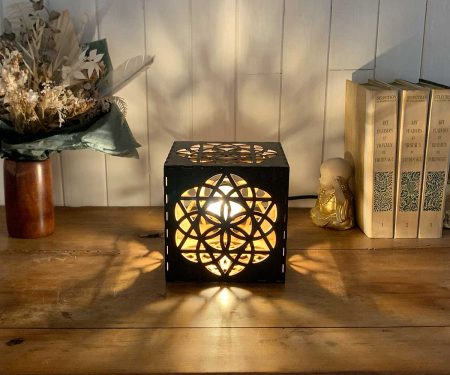 Lampe cube Équilibre Bronze Taille S allumée en situation