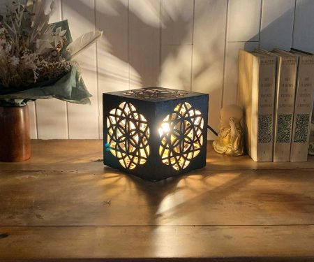 Lampe cube Équilibre Bronze Taille S allumée de profil