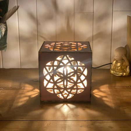 Lampe cube Équilibre Bois naturel Taille S allumée