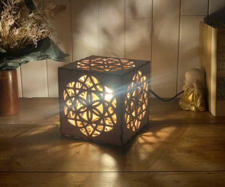 Lampe cube Équilibre Bois naturel Taille S allumée de 3/4