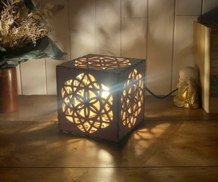 Lampe cube Équilibre Bois naturel Taille S allumée de 3/4