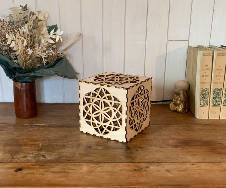 Lampe cube Équilibre Bois naturel Taille S en situation