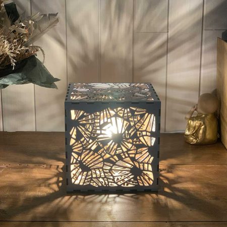 Lampe cube Ombres Chinoises Blanc taille S allumée de coté