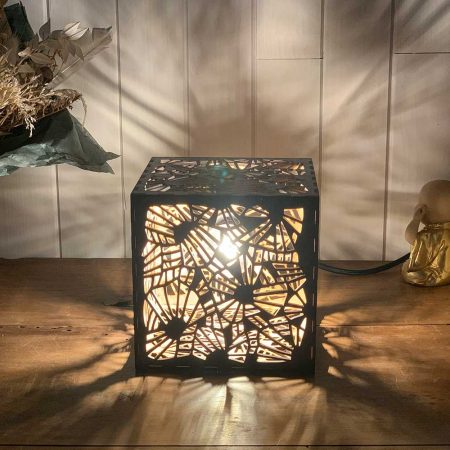 Lampe cube Ombres Chinoises Bronze Allumée en situation