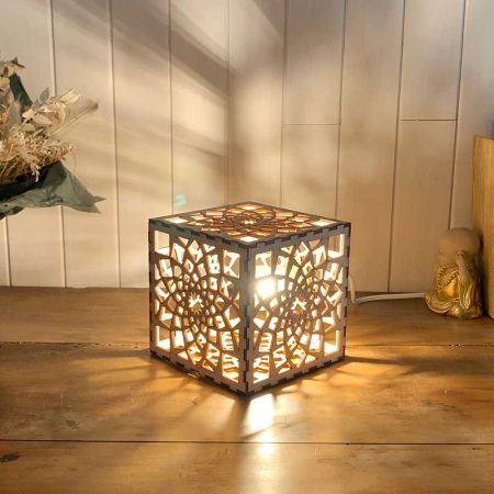 Lampe cube Mandala Paix Bois naturel Taille S allumée de profil