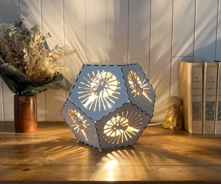 Lampe dodécaèdre Féminin Sacré Blanc allumée
