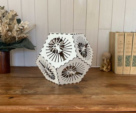 Lampe dodécaèdre Féminin Sacré Blanc en situation