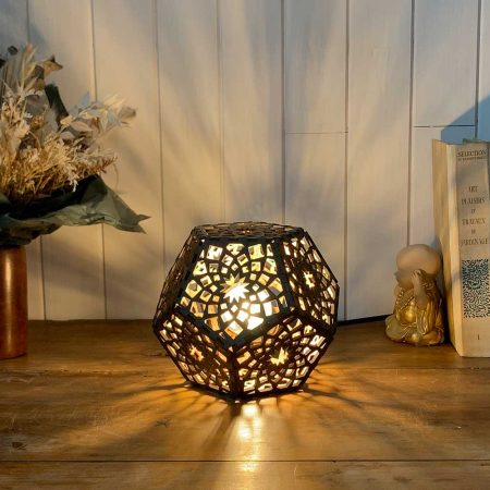 Lampe dodécaèdre Mandala Paix Bronze Taille S allumée en situation