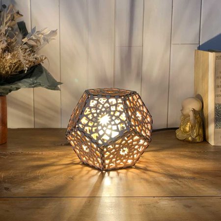 Lampe dodécaèdre Mandala Paix Bois naturel Taille S allumée en situation