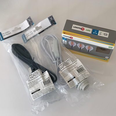 Les câbles électriques habillage tissus fournis + ampoules