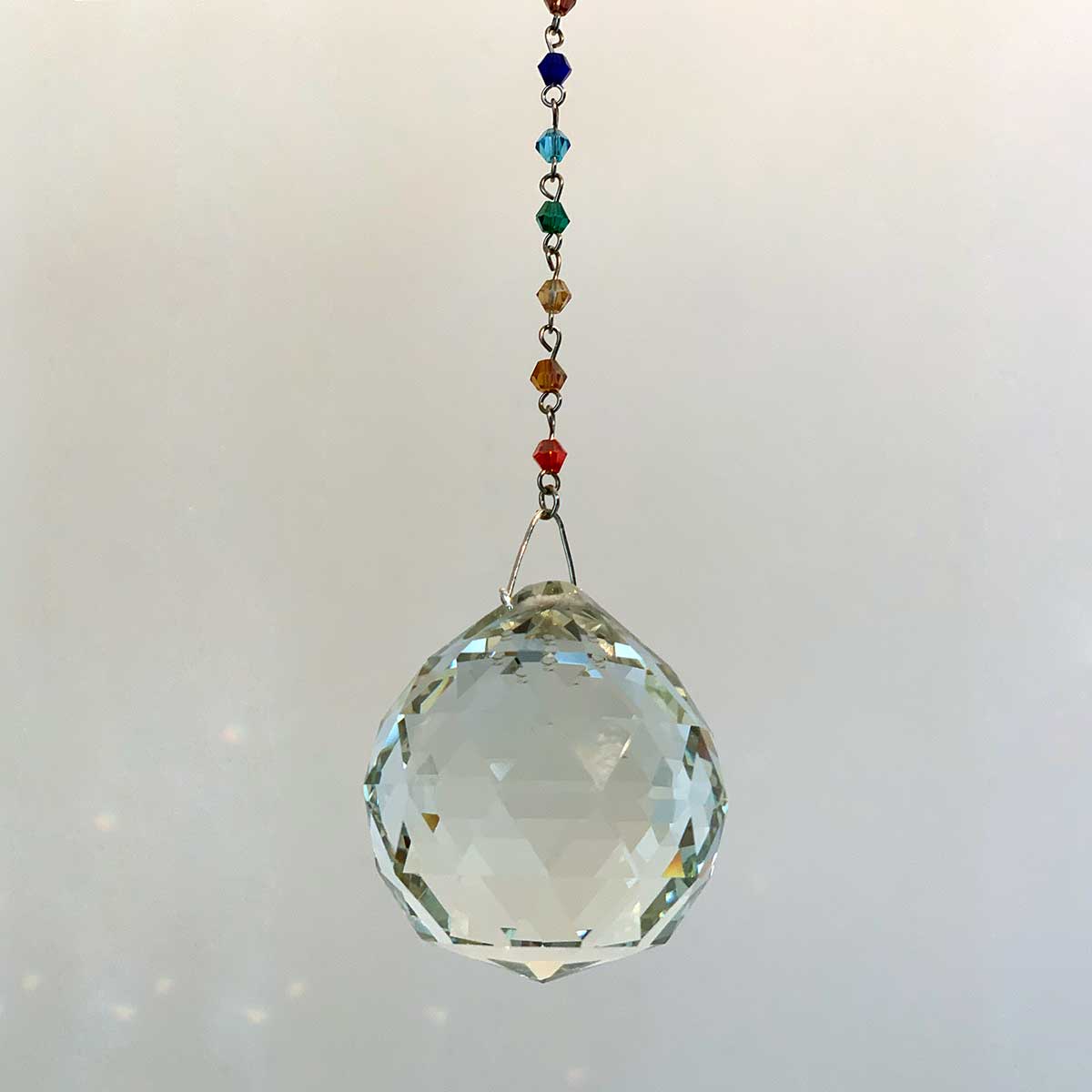 Cristal Feng Shui 100% cristal avec chaîne acier et perles multicolores