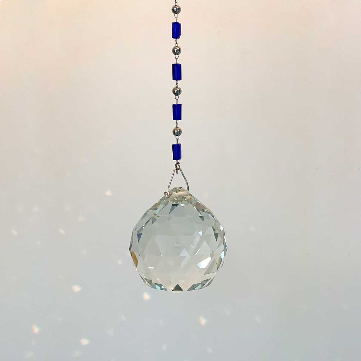 Cristal Feng Shui 100% cristal avec chaîne acier et perles bleues
