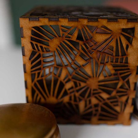 Lampe Cube Ombres chinoises Vernis aspect Cuir détail