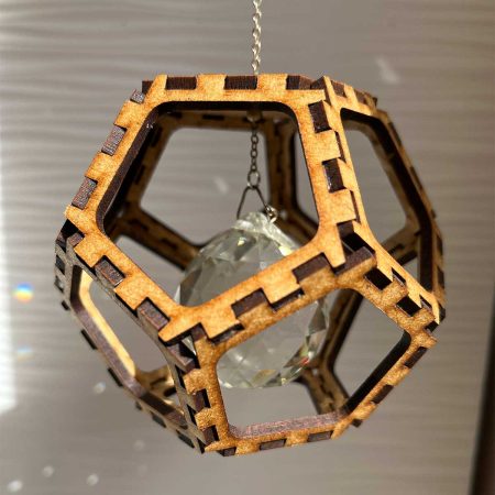 Cristal dodécaèdre sous rayons de soleil
